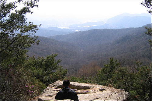 시루봉 가는 길. 한 등산객이 명상에 잠겨 있습니다. 